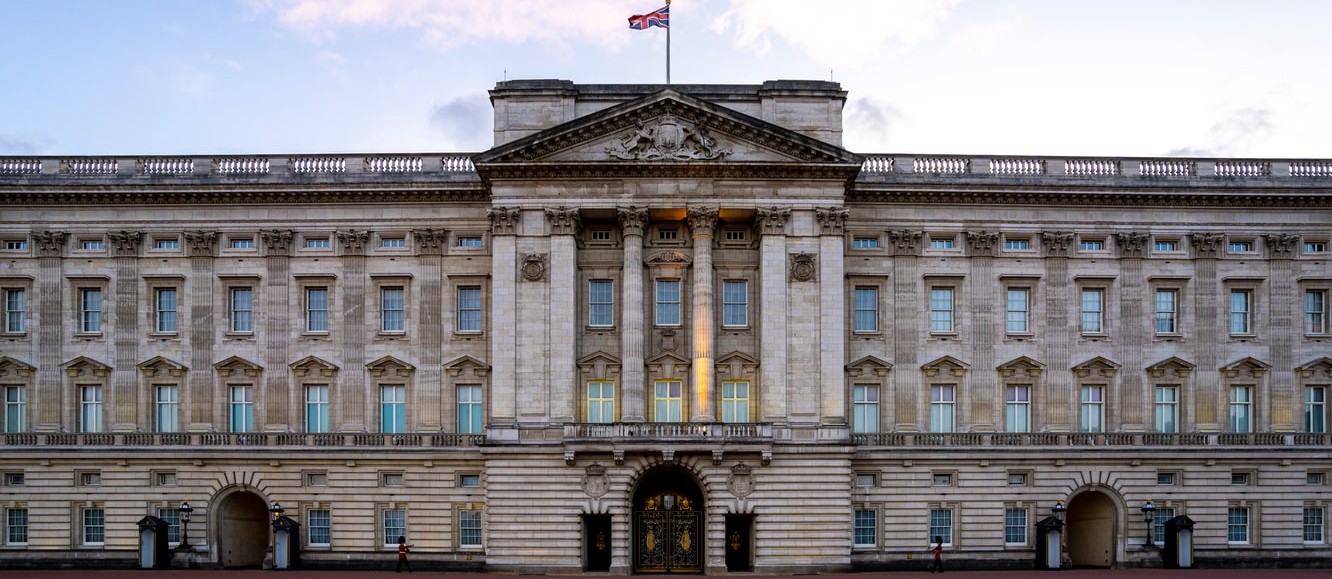 Where in the United Kingdom is Buckingham Palace located?