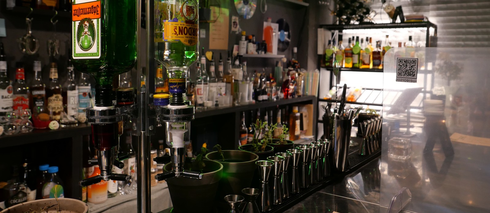 Which green French herbal liqueur was introduced by monks in the 1700s