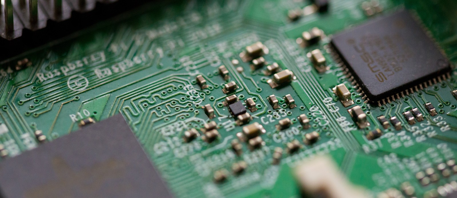 What invention replaced vacuum tubes in electronics?