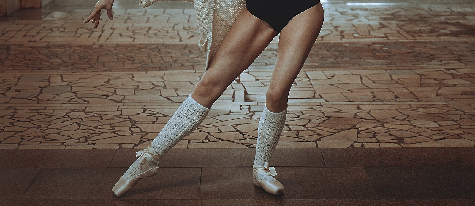 Which decade were leg warmers most popular?