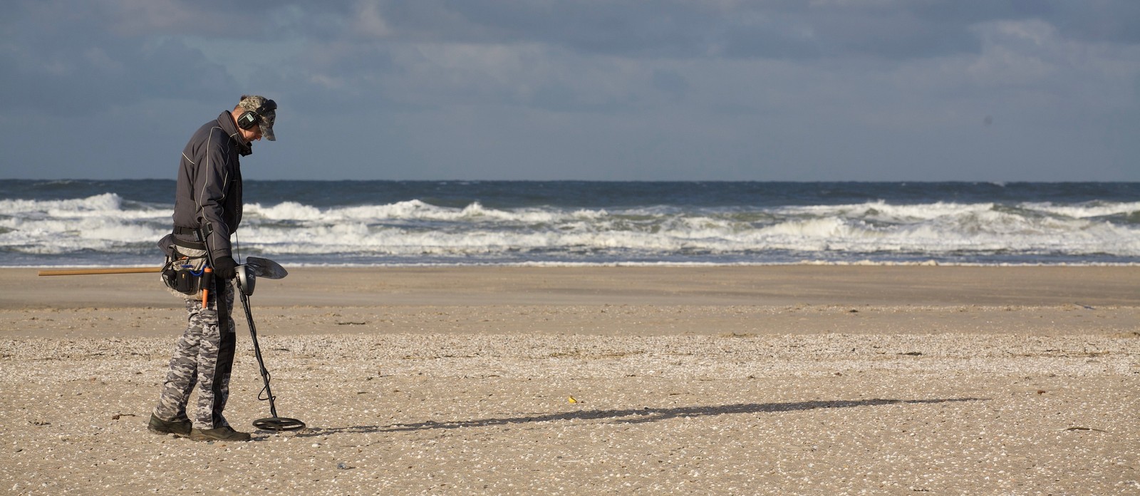 Who invented the metal detector in 1881?