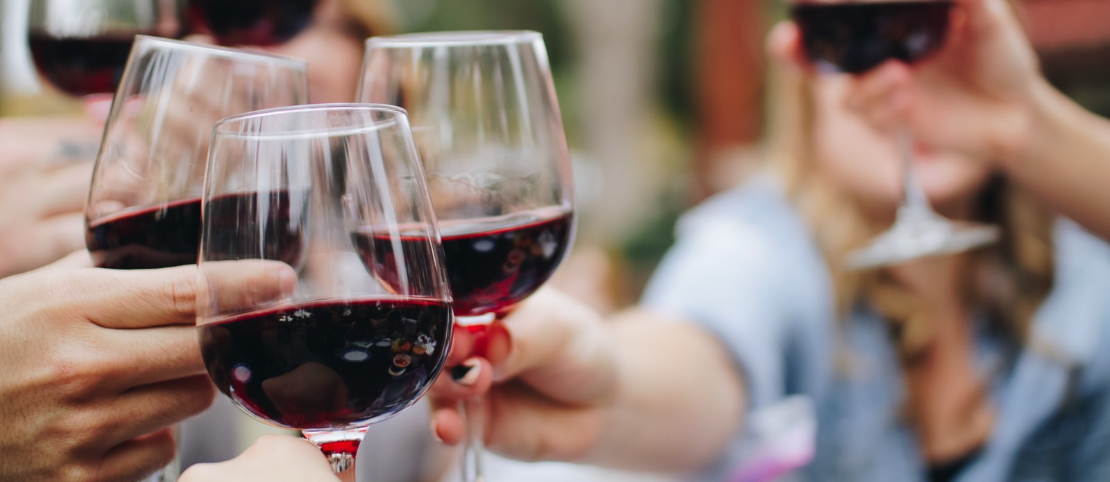 According to experts, at what temperature should red wines be stored?