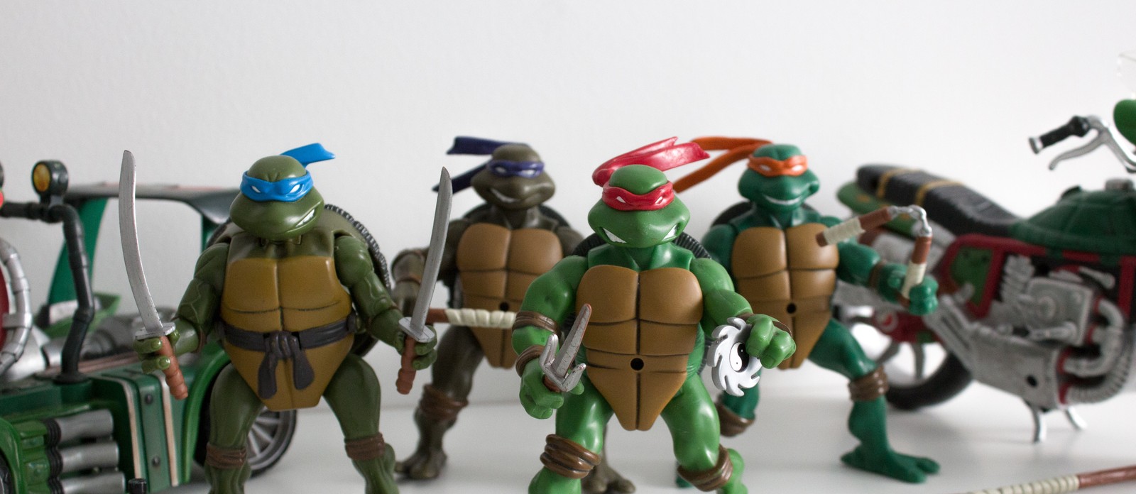 Which Teenage Mutant Ninja Turtle wears red bandanas in the TV show?