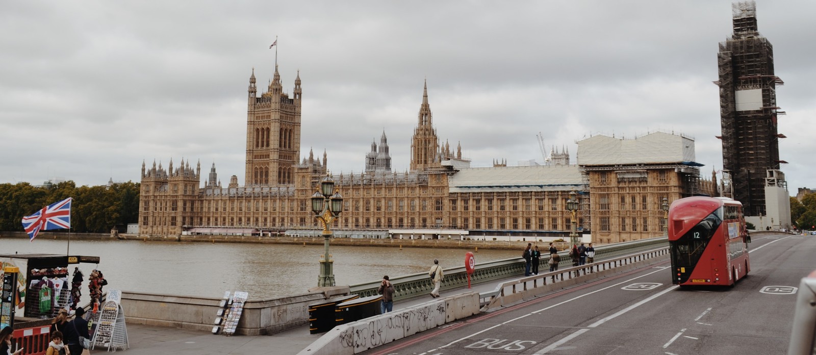 Which of these palaces hosts the British Houses of Parliament?