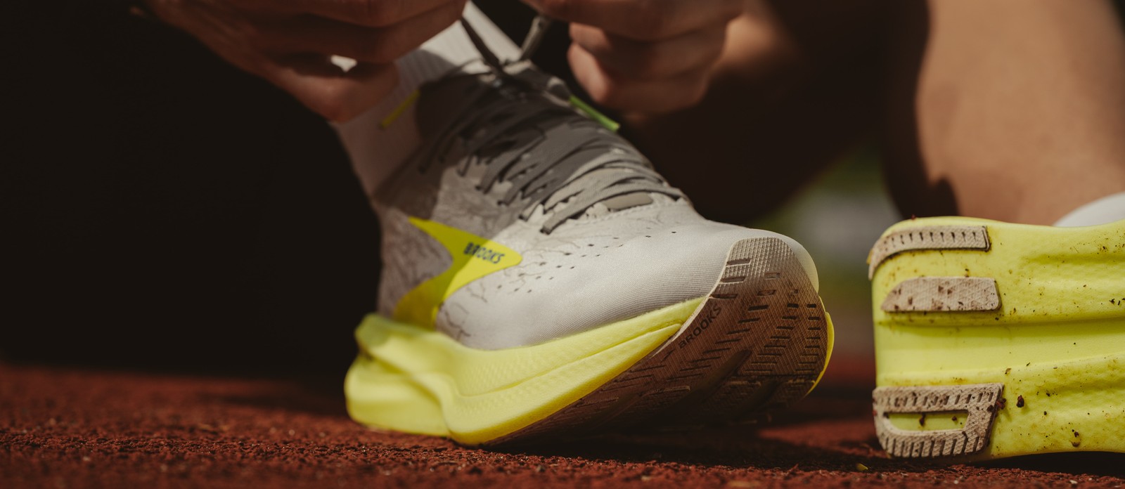 What sportswear company purchased its iconic logo for 35?